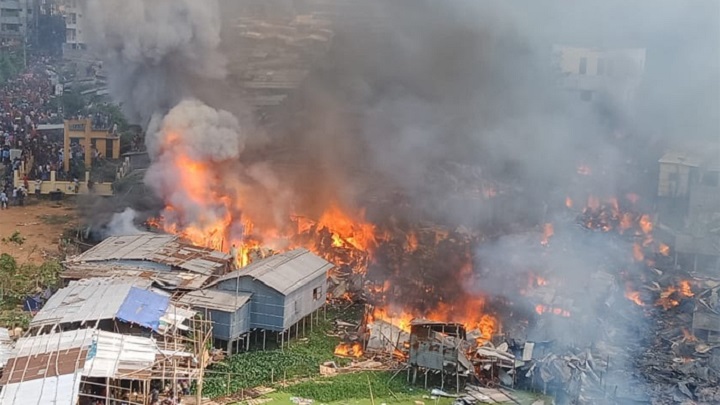 বস্তি উচ্ছেদে পরিকল্পিতভাবে আগুন দেয়া হয় বলে অভিযোগ