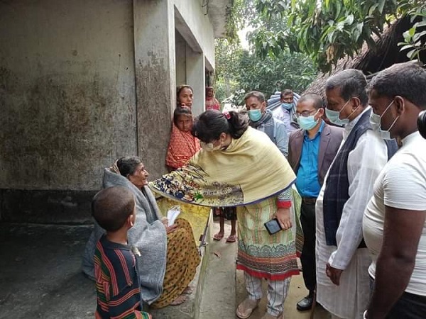 মোল্লাহাটে সরকারী আশ্রয় কেন্দ্রে কম্বল ও মাস্ক বিতরণ