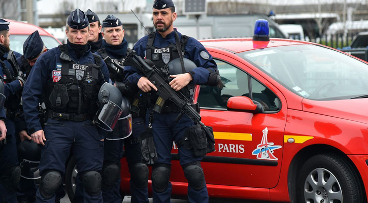 ফ্রান্সে তিন পুলিশ সদস্যকে গুলি করে হত্যা