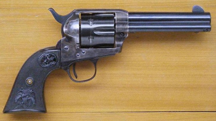 রিভলবার বিক্রি করতে গিয়ে ‘পুলিশ সদস্য’ গ্রেফতার