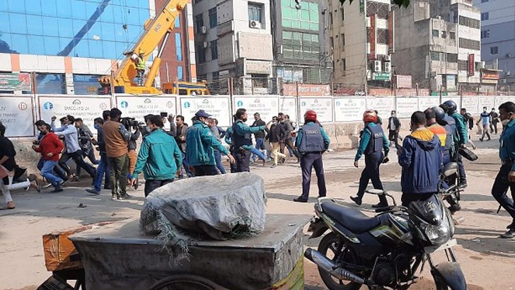 প্রেসক্লাবে বিএনপির সমাবেশ ঘিরে নেতাকর্মীদের লাঠিপেটা পুলিশের