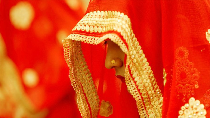 টয়লেটে যাওয়ার কথা বলে প্রেমিকের হাত ধরে নববধূ উধাও