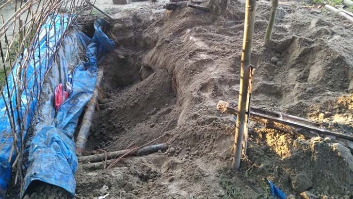 ৮ মাস আগে মারা যাওয়া পীরের লাশ তুলে পালাচ্ছিল ৪ শিষ্য