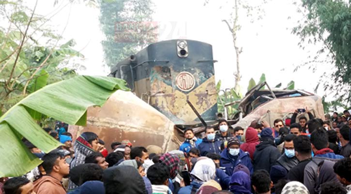 জয়পুরহাটে ট্রেনের ধাক্কায় চুরমার বাস, নিহত ১২