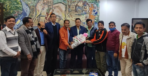 খুলনা প্রেস ক্লাবের সভাপতিকে খুলনা টিভি ক্যামেরা জার্নালিস্ট এসোসিয়েশনের ফুলেল শুভেচ্ছা
