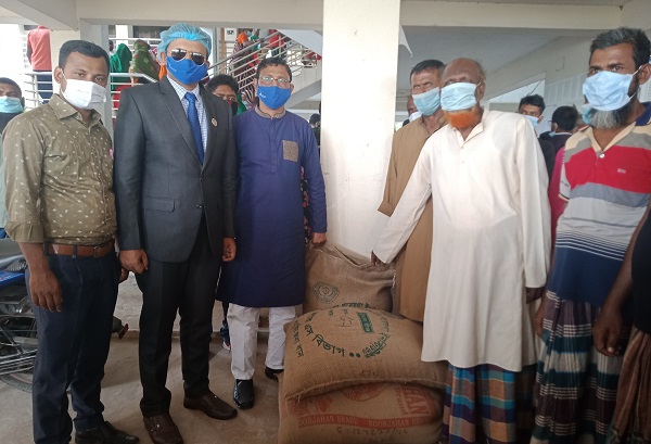 কয়রায় কৃষকদের মাঝে ধানের বীজ বিতরন