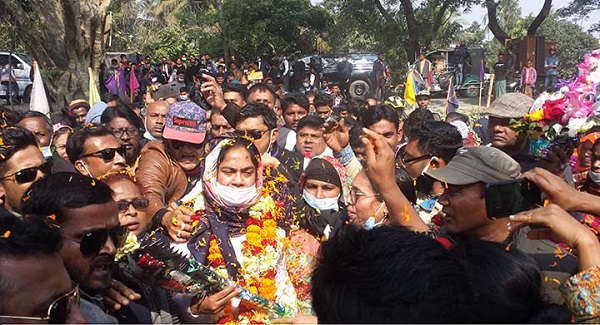 নড়াইল পৌরসভায় আ’লীগের মেয়রপ্রার্থী আঞ্জুমানআরাকে ফুলেল শুভেচ্ছায় বরণ