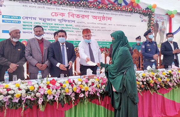 খুলনা অঞ্চলের তিনশ শ্রমিককে ৯০ লাখ টাকার আর্থিক সহায়তার চেক প্রদান