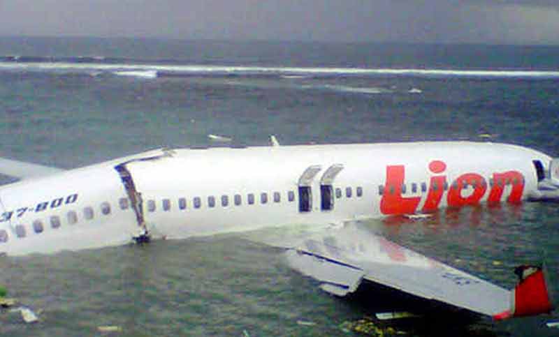 এখানে-সেখানে ভাসছে দেহাবশেষ জামাকাপড়