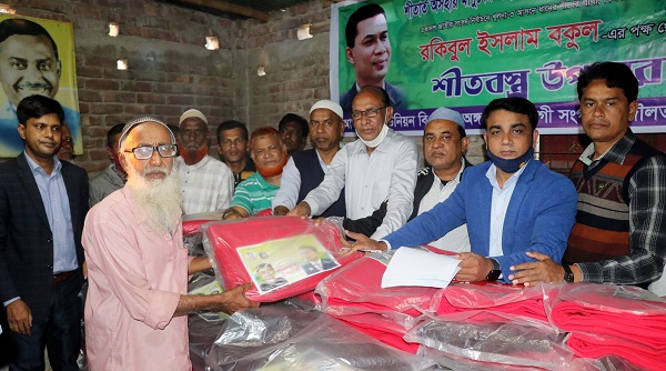 আড়ংঘাটায় বিএনপি নেতা বকুলের উদ্যোগে ছিন্নমূল মানুষের মাঝে দুই শতাধিক শীতবস্ত্র বিতরণ