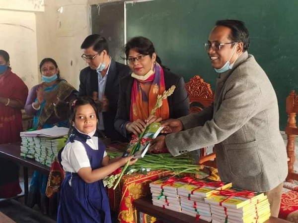 মোল্লাহাটে বছরের প্রথম দিনে শিক্ষার্থীদের ফুলেল শুভেচ্ছা ও বই দেয়া হয়েছে