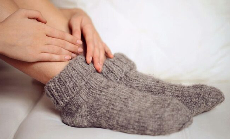 মোজা পরলেই পায়ে গন্ধ হচ্ছে? জেনে নিন মুক্তির উপায়