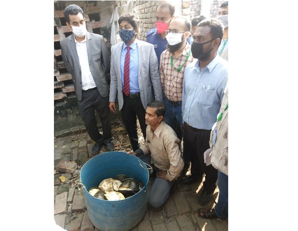 বটিয়াঘাটায় ৫৩ পিছ কচ্ছপ উদ্ধার, আটক ১