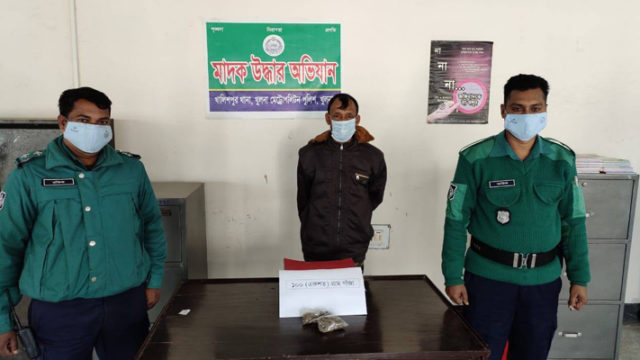 কেএমপির অভিযানে মাদকসহ আটক ১