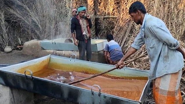 মর্মান্তিক! দাদার কোল থেকে টগবগে খেজুর-রসে পড়ে গেল শিশুটি