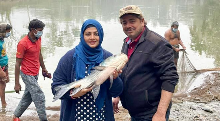 পুকুরে মাছ চাষ করে মহাখুশি নাঈম-শাবনাজ