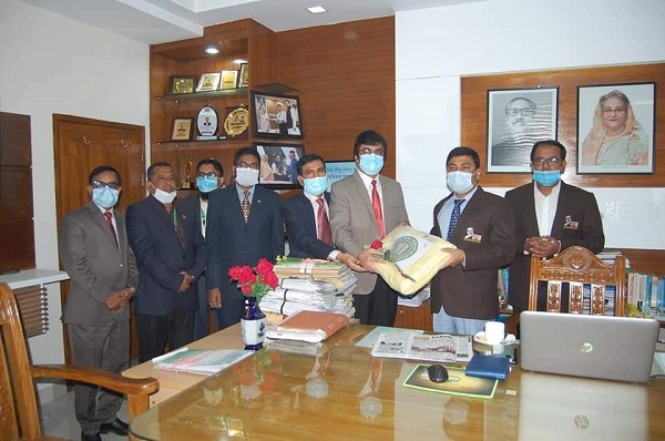 খুলনায় শীতার্তদের জন্য জেলা প্রশাসকের কাছে বিএইচবিএফসি’র কম্বল হস্তান্তর