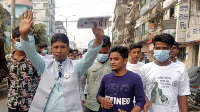 ভোট এলেই প্রার্থী হওয়া তার নেশা!