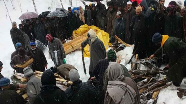 হিন্দু ব্যক্তির মরদেহ কাঁধে করে বাড়ি নিয়ে গেল মুসলিম প্রতিবেশীরা