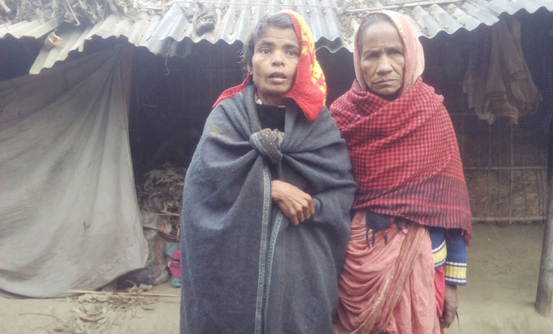 প্রতিবন্ধী মেয়েকে নিয়ে বারান্দায় থাকতে হয় মমেনা বেগমের