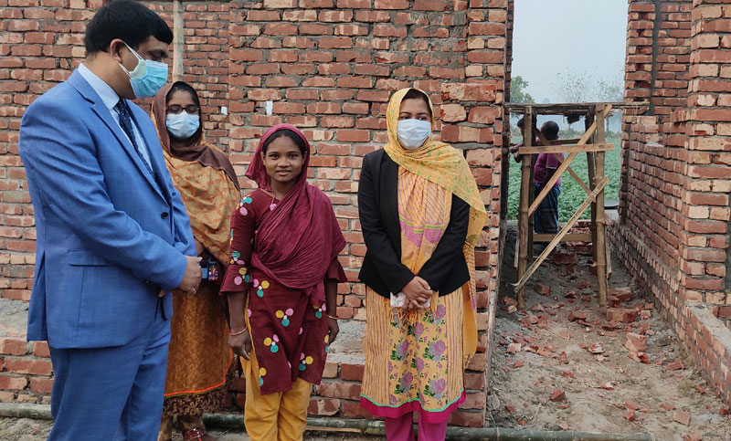 ‘প্রধানমন্ত্রী এই গরিবের দিকে তাকাইছেন, আল্লায় তারে সুস্থ রাখুক’