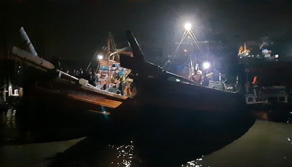 ভারতীয় জেলেদের ধরা মাছ নিলামে বিক্রি করে কোষাগারে অর্থ জমা