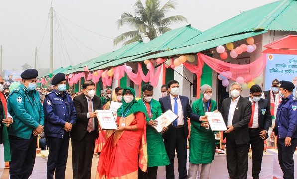 প্রধানমন্ত্রী খুলনায় মুজিববর্ষে জমিসহ ঘর উপহার দিলেন ৯২২টি পরিবারকে