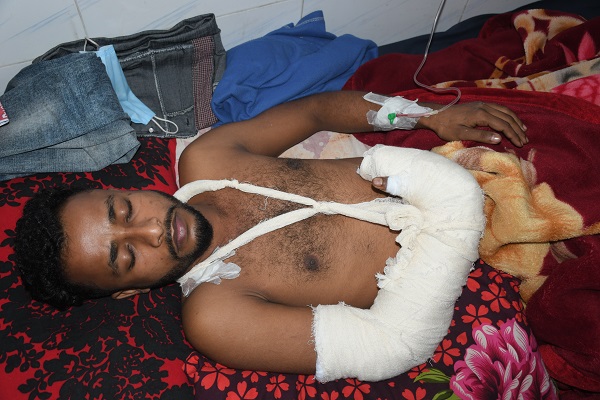 খুলনায় যুবককে কুপিয়ে জখম