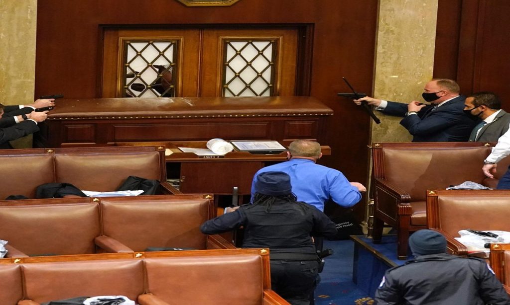 মার্কিন পার্লামেন্টে ট্রাম্প সমর্থকদের নজিরবিহীন তাণ্ডব; নারীসহ চারজনের মৃত্যু