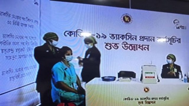 দেশে প্রথম করোনার টিকা নিলেন রুনু কস্তা