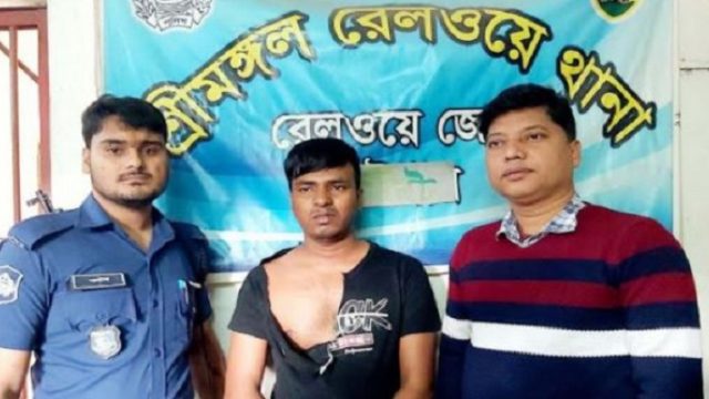 এবার চলন্ত ট্রেনে তরুণীকে ধর্ষণ, রেলকর্মচারী আটক