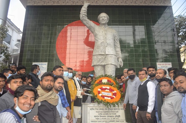 স্বদেশ প্রত্যাবর্তন দিবসে জাতির পিতার প্রতিকৃতিতে নগর ছাত্রলীগের শ্রদ্ধাঞ্জলি নিবেদন