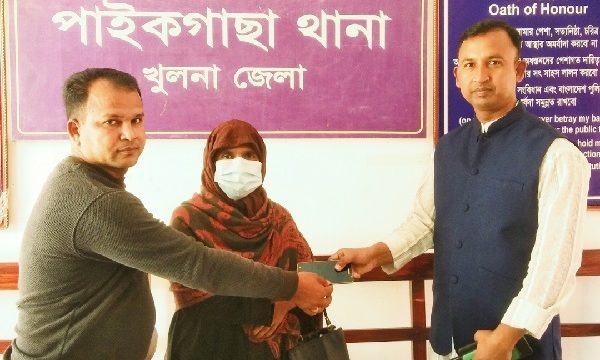 পাইকগাছায় হারিয়ে যাওয়া ফোন উদ্ধার প্রকৃত মালিকের কাছে হস্তান্তর