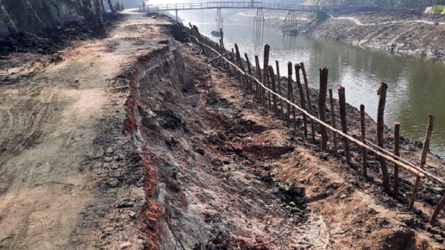 চিতলমারীতে খননকৃত ক্যানেল গিলে খাচ্ছে পাঁকা সড়ক