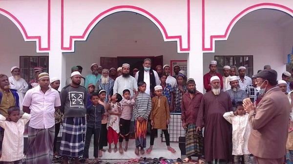 পাইকগাছায় অনির্বাণ লাইব্রেরীর পাশ্ববর্তী নবনির্মিত জামে মসজিদে প্রথম বারের মতো জুম্মার নামাজ আদায়