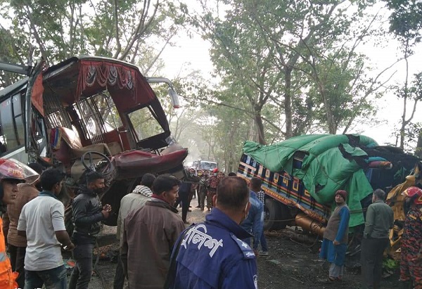 মাগুরায় বাস ট্রাক মুখোমুখি সংঘর্ষে নিহত ১ !