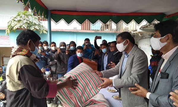 মাগুরায় শীতার্থদের মাঝে জেলা ছাত্রলীগের শীতবস্ত্র বিতরণ