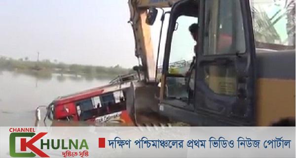 সাতক্ষীরায় বাস খাদে পড়ে নিহত ২ আহত ৩