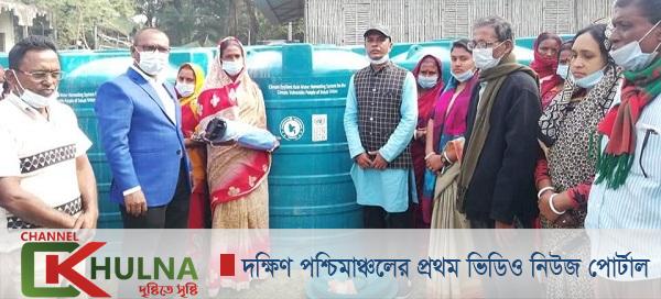 পাইকগাছার দেলুটিতে ১১২টি অসহায় পরিবারের মাঝে পানির ট্যাংকি বিতরণ