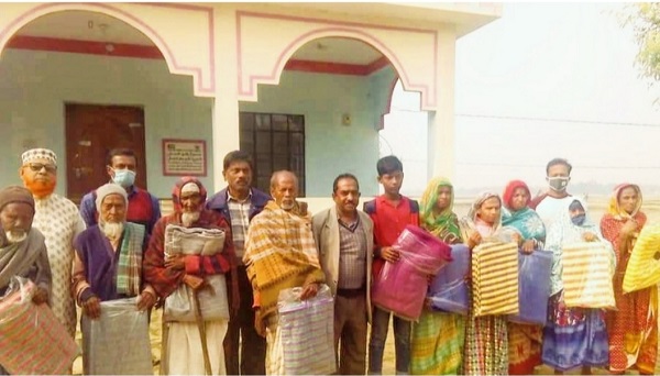 পাইকগাছায় ইউনিটি ফর ইউনিভার্স হিউম্যান রাইর্সের উদ্যোগে শীতার্তদের মাঝে কম্বল বিতরণ