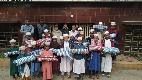 মোড়েলগঞ্জে বিএনপি নেতার জন্মদিনে শীতবস্ত্র বিতরণ