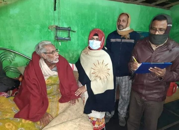 বীর মুক্তিযোদ্ধাদের বাড়ি গিয়ে ইউএনও’র শীতবস্ত্র বিতরণ