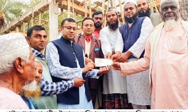 পাইকগাছায় ডা.শহীদ-উল্ল্যাহ’র ব্যক্তিগত পক্ষ থেকে মসজিদে অনুদান প্রদান