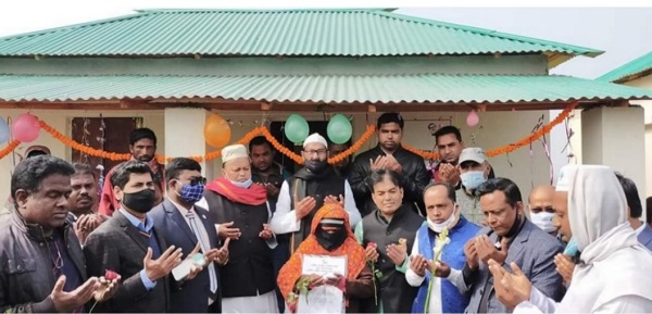 পাইকগাছায় মুজিববর্ষে জমির দলিল ও ঘর পেয়ে মহাখুশিতে প্রধানমন্ত্রী’র প্রতি কৃতজ্ঞ