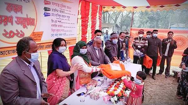 সাতক্ষীরায় স্পন্সরড শিশুদের মাঝে কম্বল বিতরণ