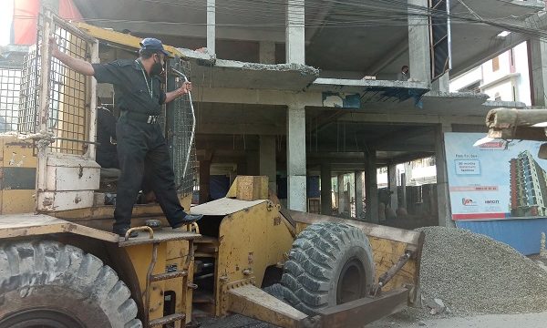 কেডিএ’র অভিযানে অবৈধভাবে নির্মাণাধীন ভবনের অংশ অপসারন