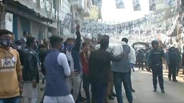 চসিক নির্বাচন: আমবাগান ভোট কেন্দ্রের সামনে দু’পক্ষের সংঘর্ষ, নিহত ১