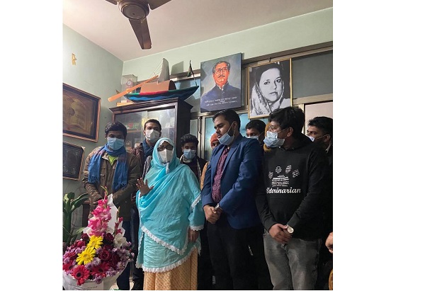 শ্রম ও কর্মসংস্থান প্রতিমন্ত্রী বেগম মন্নুজান সুফিয়ানকে খুকৃবি ছাত্রলীগের শুভেচ্ছা