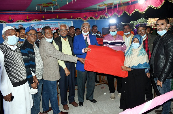 নগরীর বিভিন্ন ওয়ার্ডে শীতবস্ত্র বিতরণ করেন কেসিসি মেয়র তালুকদার আব্দুল খালেক