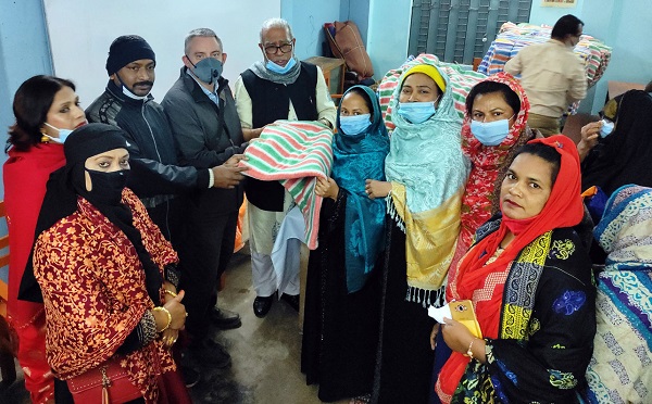 প্রসেস’র পক্ষ থেকে সিটি মেয়র শীতবস্ত্র বিতরণ করেন